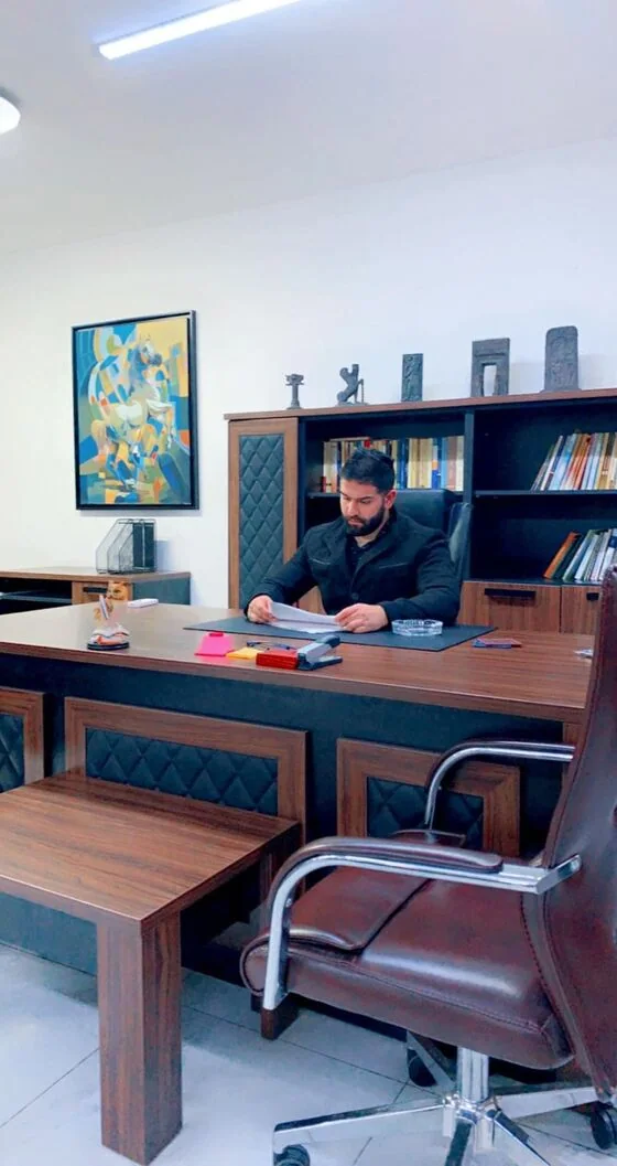محامٍ يعمل في المكتب